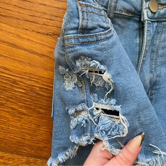 SHEIN Frayed Hem Blue Jean Shorts - Picture 4 of 10